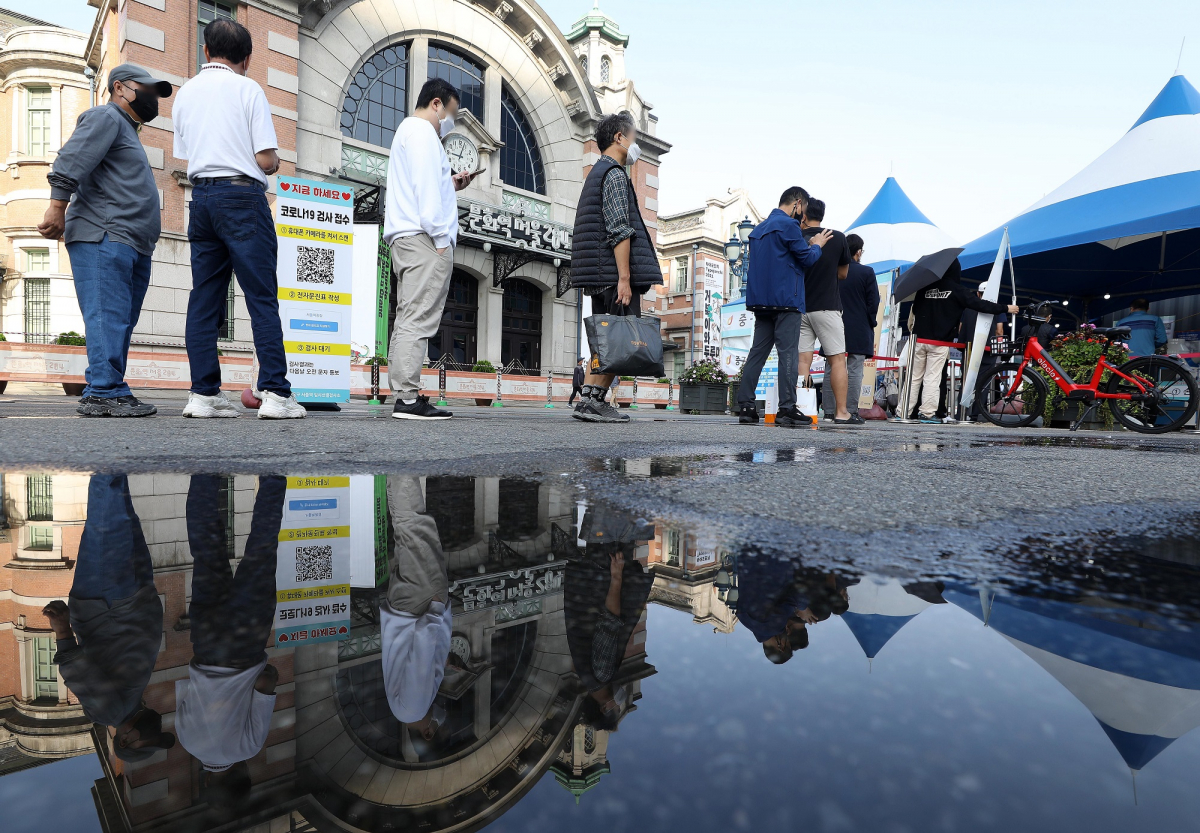 ▲코로나19 신규 확진자가 2086명으로 집계된 3일 오전 서울 중구 서울역광장에 마련된 선별진료소에서 시민들이 검사를 받기 위해 대기하고 있다.  (뉴시스)
