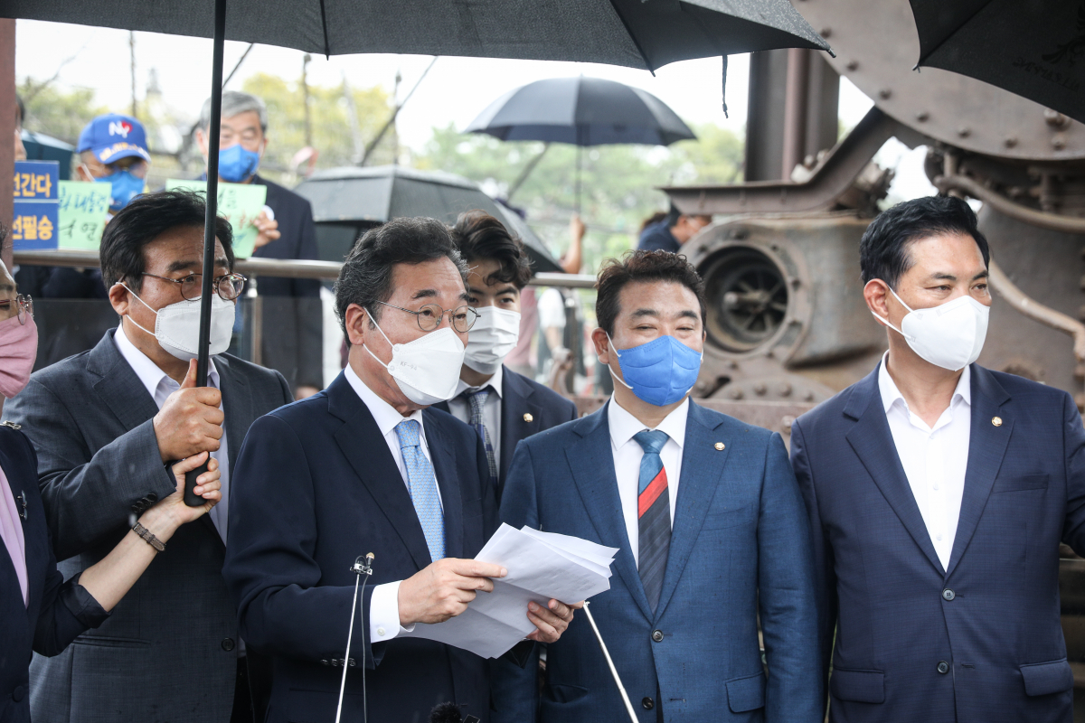 ▲더불어민주당 이낙연 전 대표가 4일 '10․4 남북공동선언' 14주년을 맞아 경기도 파주 임진각을 방문해 ‘한반도 평화․번영 4.0’ 구상을 발표하고 있다.  (사진제공=이낙연 캠프)