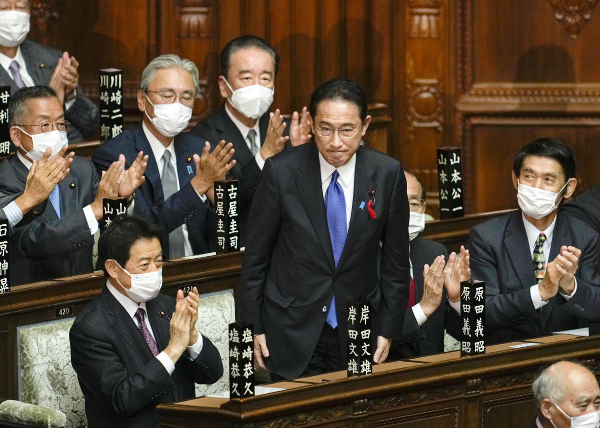 ▲기시다 후미오(가운데) 자민당 총재가 4일 일본 중의원 본회의에서 총리로 선출되고 나서 일어서서 동료 의원들에게 인사하고 있다. 도쿄/EPA연합뉴스 
