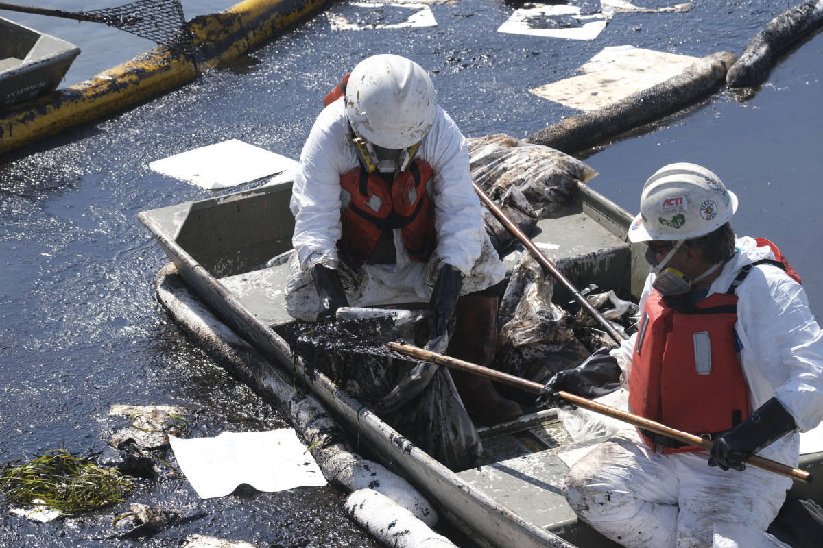▲3일(현지시간) 미국 캘리포니아 헌팅턴비치에 유출된 원유 제거를 위해 근로자들이 스키머와 방벽을 설치하고 있다. 헌팅턴비치/AP뉴시스