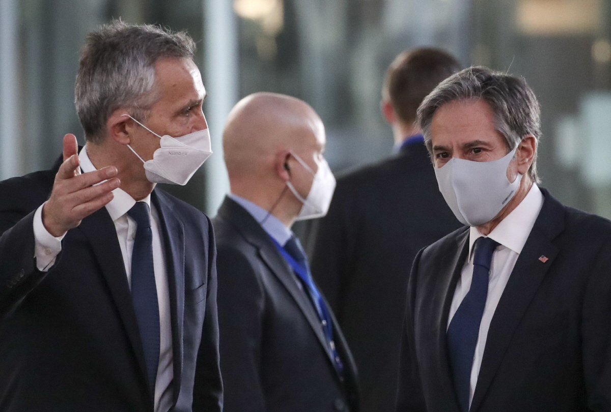 ▲옌스 스톨텐베르그(왼쪽) 나토 사무총장과 토니 블링컨 미국 국무장관이 3월 23일 브뤼셀 나토 본부에서 인사하고 있다. 브뤼셀/AP뉴시스