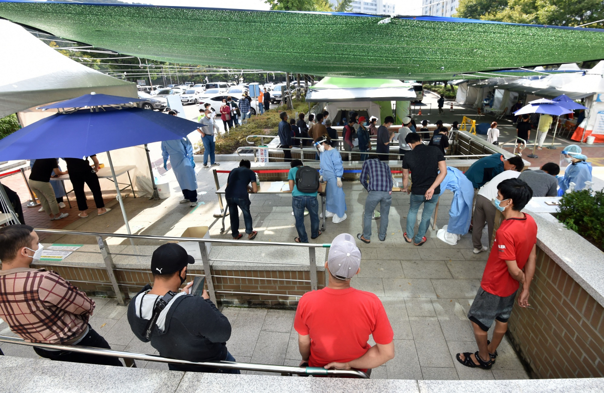 ▲개천절 대체공휴일 연휴 마지막 날인 4일 오전 대구 달서구보건소 선별진료소를 찾은 시민들이 코로나19 진단검사를 받기 위해 순서를 기다리고 있다. (뉴시스)