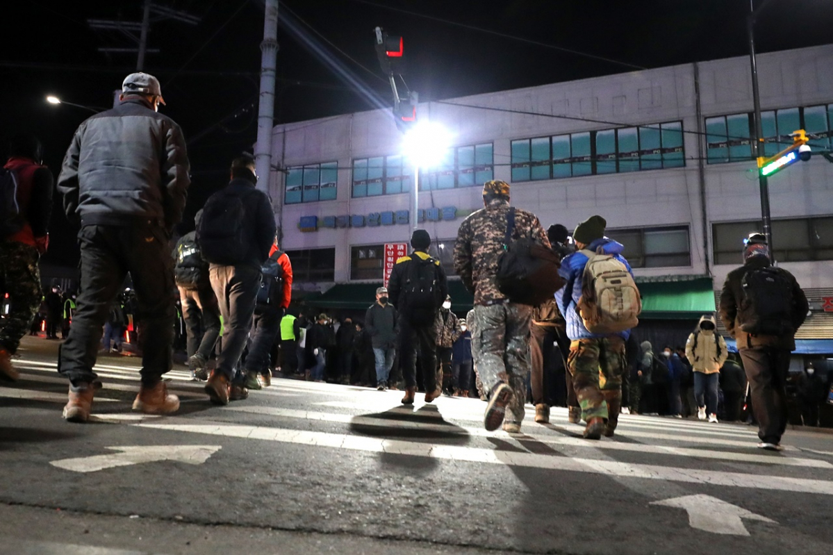 ▲서울 구로구 한 인력시장으로 일용직 노동자들이 모여 들고 있다.  (뉴시스)