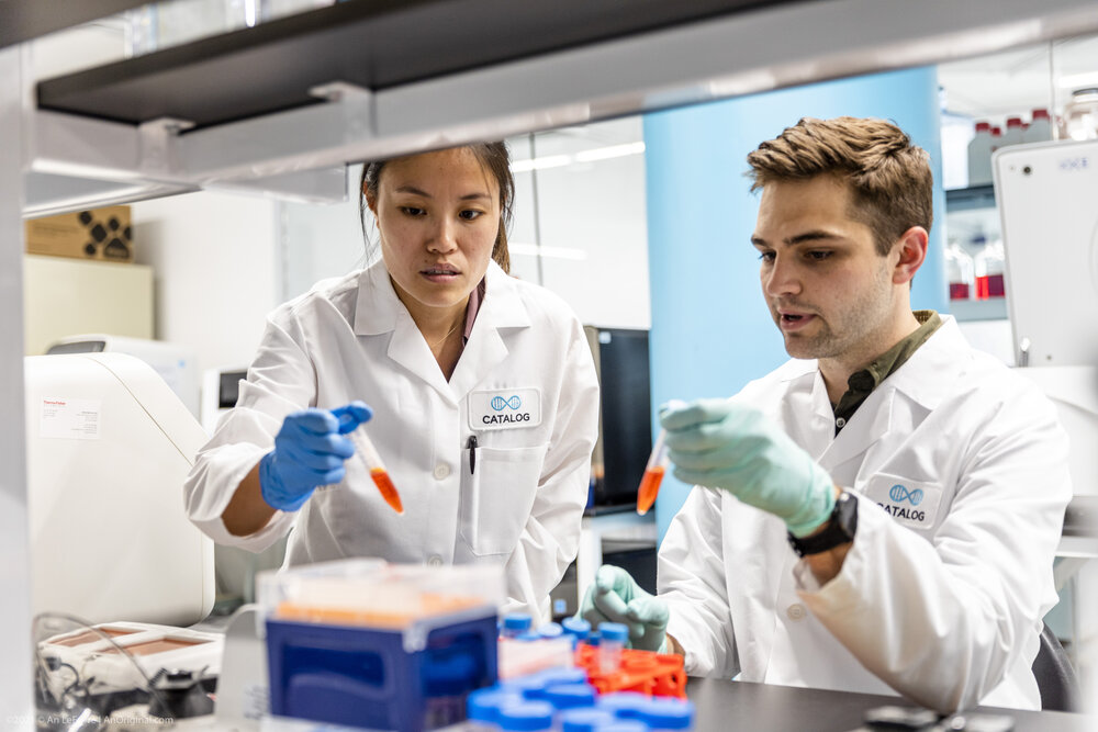 ▲한화임팩트가 차세대 데이터 저장기술 회사인 Catalog Technologies에 투자했다. 사진은 Catalog Technologies의 연구원의 연구 모습. (사진제공=한화임팩트)