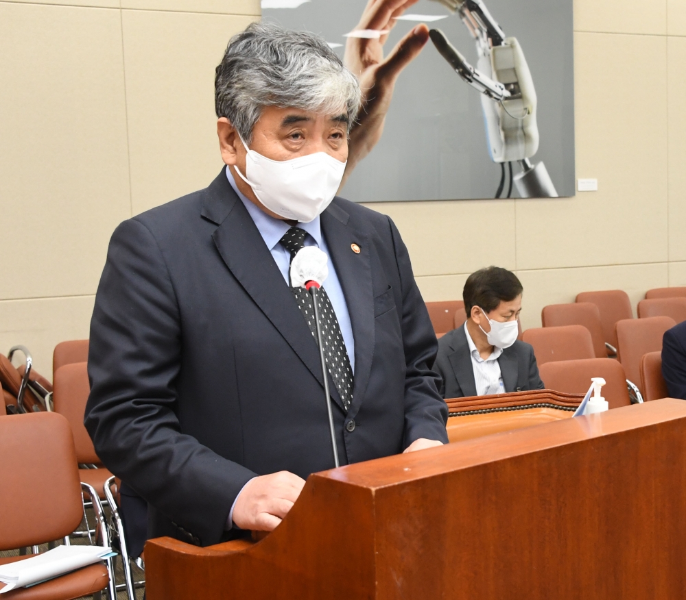 ▲5일 국회에서 열린 과학기술정보방송통신위원회 2021년도 국정감사에서 방송통신위원회  한상혁 위원원장이 업무보고 하고 있다. (신태현 기자 holjjak@)