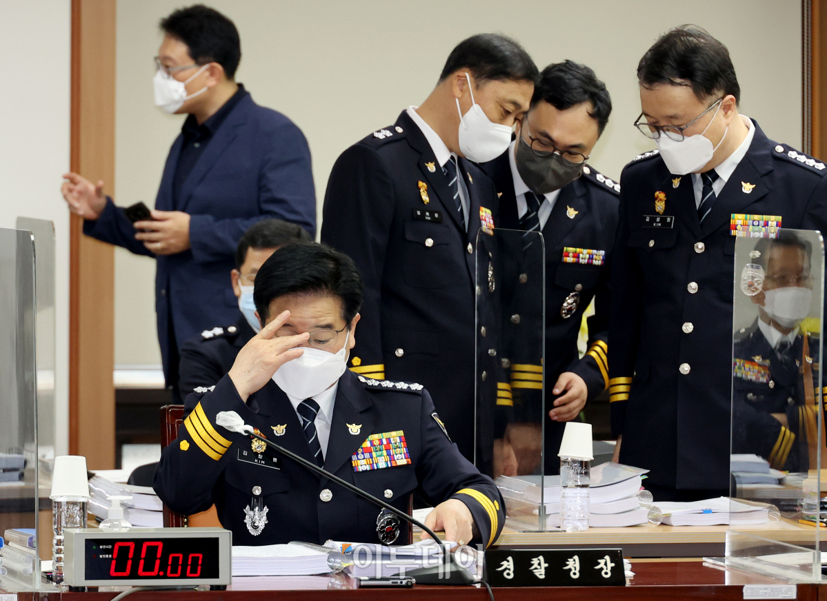 ▲김창룡 경찰청장은 5일 서대문구 경찰청에서 열린 행정안전위원회 국정감사에서 대장동 사건 수사와 관련해 "(정부합동수사본부에 대한) 필요성이 있다면 언제든지 할 수 있다"면서 이같이 밝혔다. (이투데이)