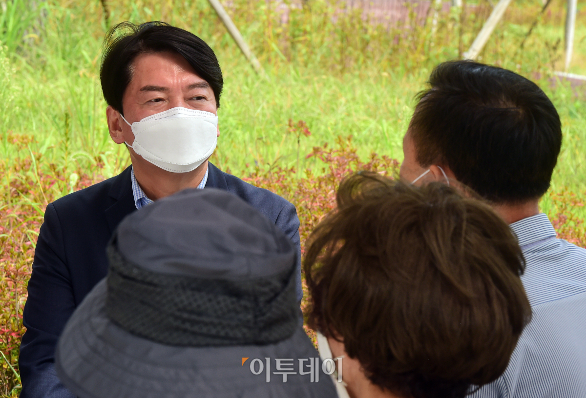 ▲안철수 국민의당 대표가 5일 경기 성남 대장동 일대를 방문해 원주민 대책위원회와 간담회를 하고 있다. (국회사진취재단)