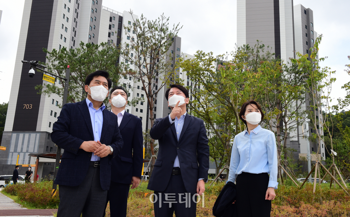 ▲안철수 국민의당 대표가 5일 경기 성남 대장동 일대를 방문해 원주민 대책위원회와 간담회를 마친 뒤 공사현장을 둘러보고 있다. (국회사진취재단)