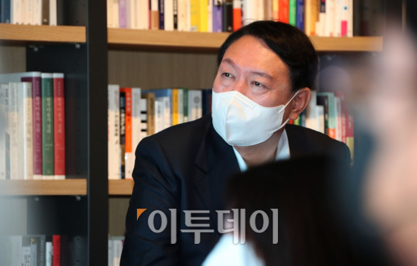 ▲국민의힘 윤석열 대선 경선 후보가 3일 서울 강남구 최인아책방에서 열린 국민캠프 청년위원회 임명장 수여식에 참석해 인사말을 하고 있다. 조현호 기자 hyunho@ (이투데이DB)