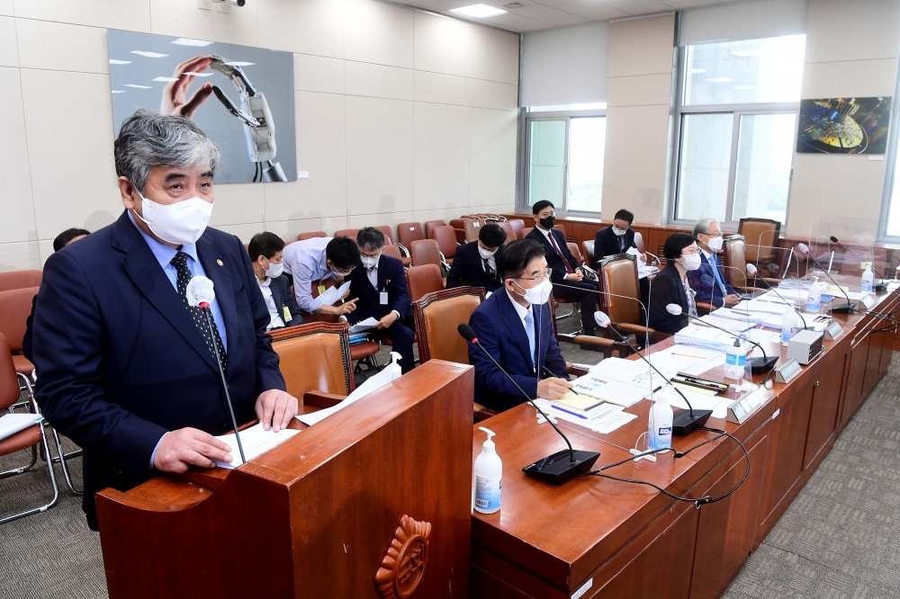 ▲5일 서울 여의도 국회에서 열린 과학기술정보방송통신위원회의 방송통신위원회 국정감사에서 한상혁 방송통신위원장이 업무보고를 하고 있다. (신태현 기자 holjjak@)