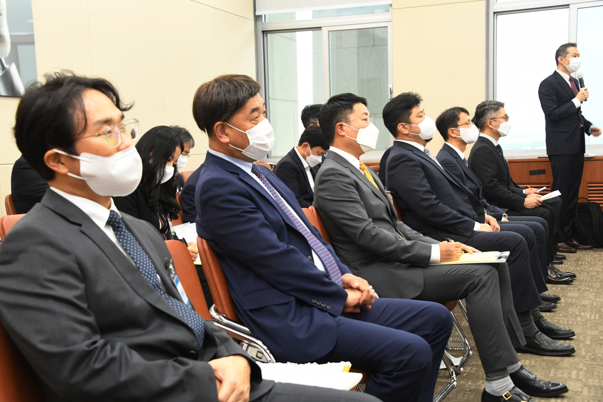 ▲5일 서울 여의도 국회에서 열린 과학기술정보방송통신위원회의 방송통신위원회 등에 대한 국정감사에서 김경훈 구글코리아 대표이사(오른쪽)가 의원 질의에 답하고 있다.  (연합뉴스)