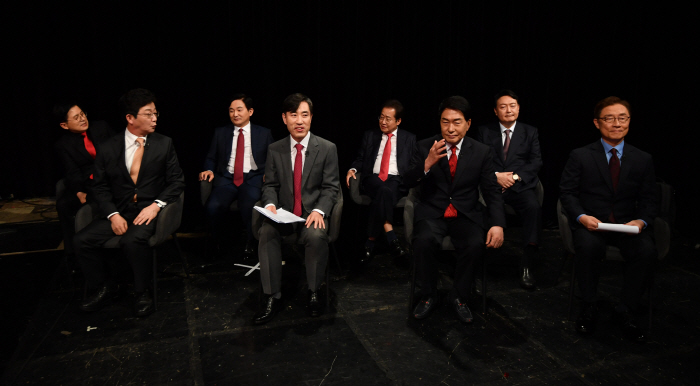 ▲국민의힘 유승민(앞줄 왼쪽부터 시계 반대 방향), 하태경, 안상수, 최재형, 윤석열, 홍준표, 원희룡, 황교안 대선 경선 예비후보가 5일 오후 서울 여의도 한국방송공사 스튜디오에서 제6차 방송토론회를 준비하고 있다. (국회사진기자단)