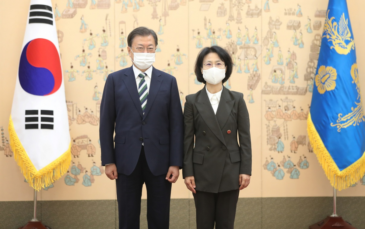 ▲<YONHAP PHOTO-1791> 기념사진 촬영하는 문재인 대통령과 오경미 대법관    (서울=연합뉴스) 최재구 기자 = 문재인 대통령이 6일 오전 청와대 본관에서 오경미 신임 대법관에게 임명장을 수여하고 기념촬영을 하고 있다. 2021.10.6    jjaeck9@yna.co.kr/2021-10-06 11:35:35/<저작권자 ⓒ 1980-2021 ㈜연합뉴스. 무단 전재 재배포 금지.>