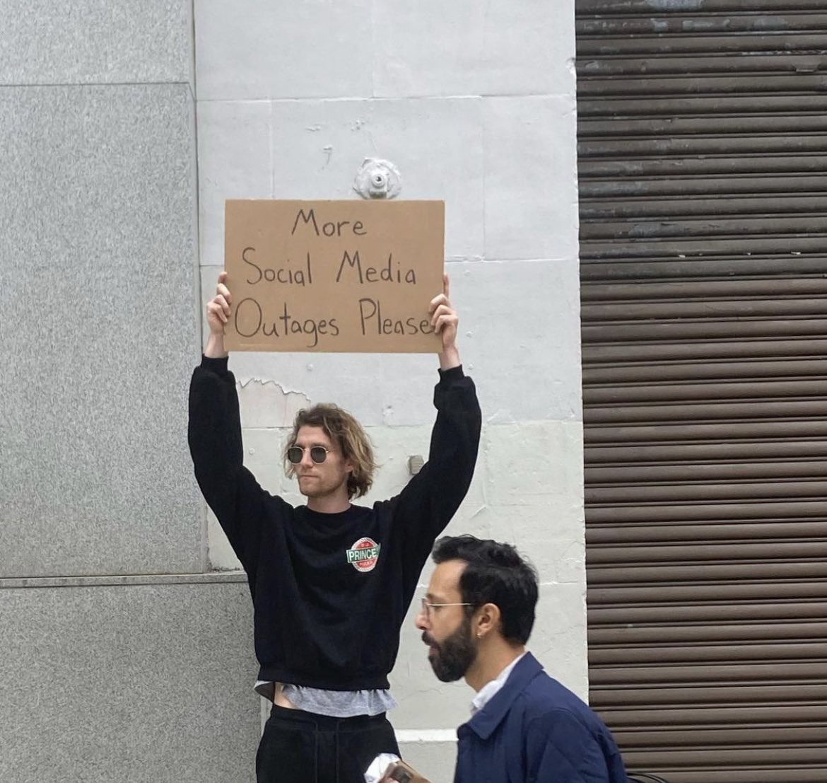 ▲"SNS 다운이 더 많아지게 해달라"는 피켓을 들고 있는 남성의 사진 (seth 트위터 캡처)