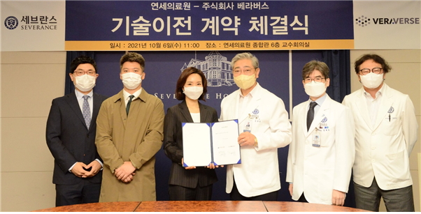 ▲연세의료원과 베라버스가 6일 연세의료원 종합관에서 차세대 난치암 대사조절 항암제 개발을 위한 기술이전 협약을 체결하고 박지현 베라버스 대표(왼쪽에서 세번째)와 연세의료원 윤동섭 의무부총장 겸 의료원장(오른쪽에서 세번째), 정재호 교수(오른쪽에서 두번째) 등 참석자들이 기념 촬영을 하고 있다. (사진제공=베라버스)