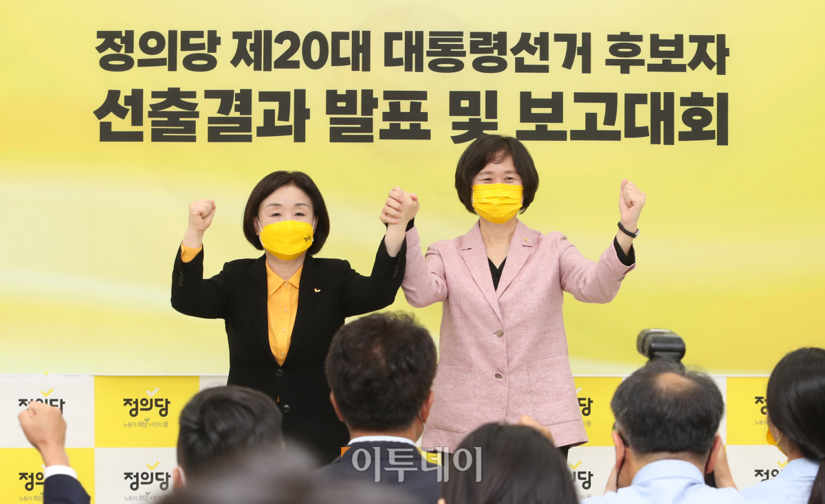 ▲6일 오후 국회에서 열린 정의당 제20대 대통령선거 후보자 선출결과 발표 및 보고대회에서 대선 경선 결과 1, 2위를 차지한 심상정, 이정미 후보가 함께 손을 맞잡고 포즈를 취하고 있다. 국회사진기자단 (이투데이DB)
