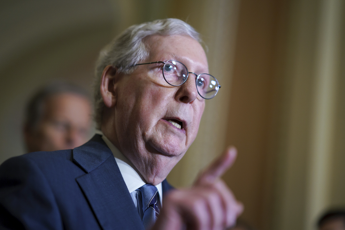 ▲미치 매코널 미국 공화당 상원 원내대표가 지난달 28일 의회에서 기자들에게 말하고 있다. 워싱턴D.C./AP연합뉴스
