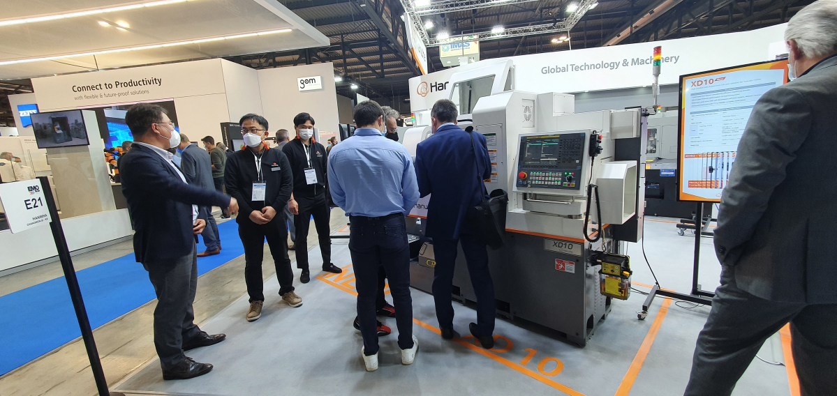 ▲한화정밀기계가 이탈리아 EMO 밀라노 2021 전시회에서 공작기계 신제품 XD10을 전시했다. (사진제공=한화정밀기계)