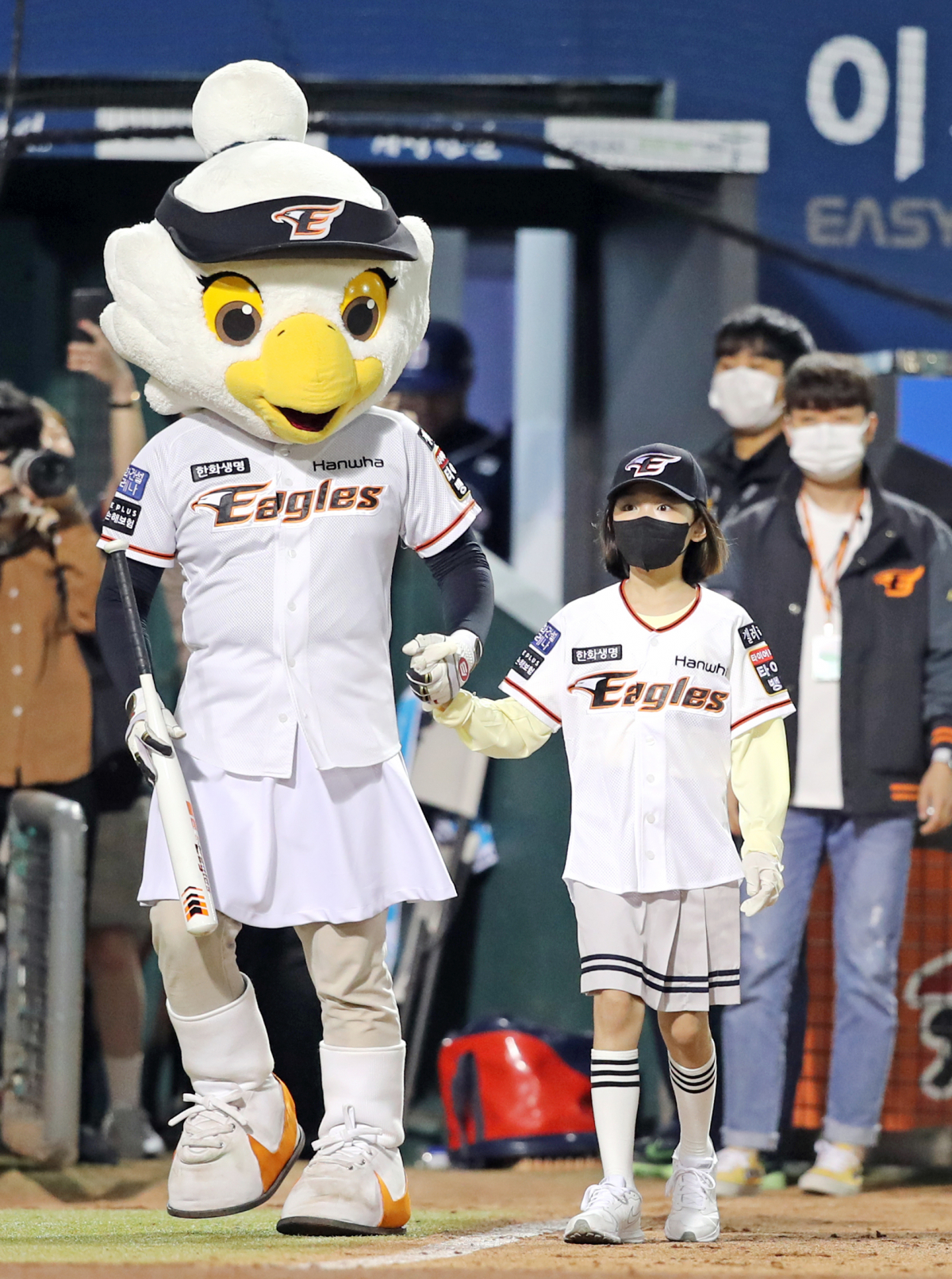 ▲ 지난 6일 대전 한화생명 이글스파크에서 열린 ‘한화에어로스페이스 데이’에서 한국과학우주청소년단 소속 단원인 유지상 군과 전은비 양이 시구-시타 행사를 하고 있다. (사진제공=한화에어로스페이스)