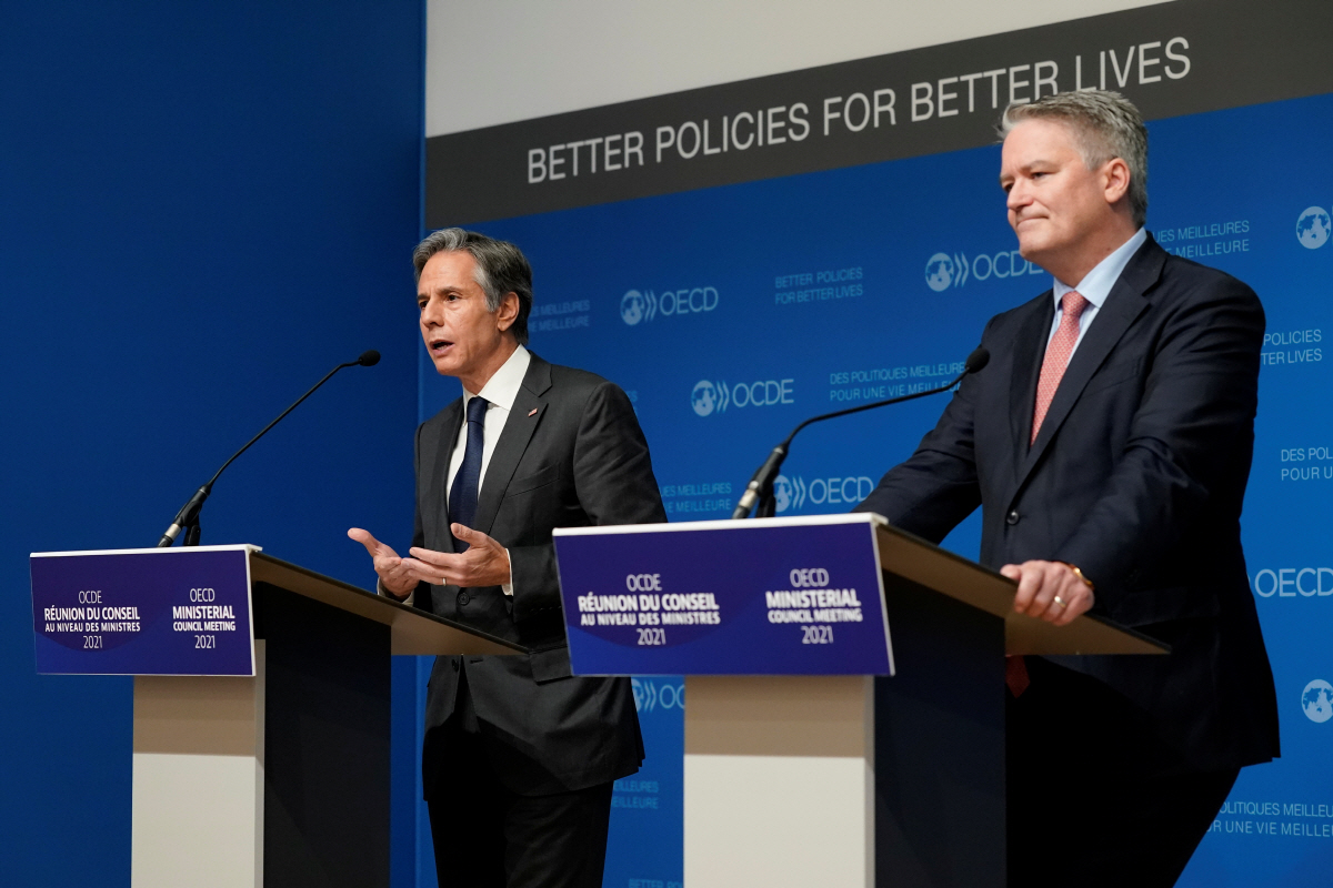 ▲머티어스 코먼(오른쪽) 경제협력개발기구(OECD) 사무총장과 토니 블링컨 미국 국무부 장관이 6일(현지시간) 프랑스 파리에서 기자회견을 하고 있다. 파리/로이터연합뉴스
