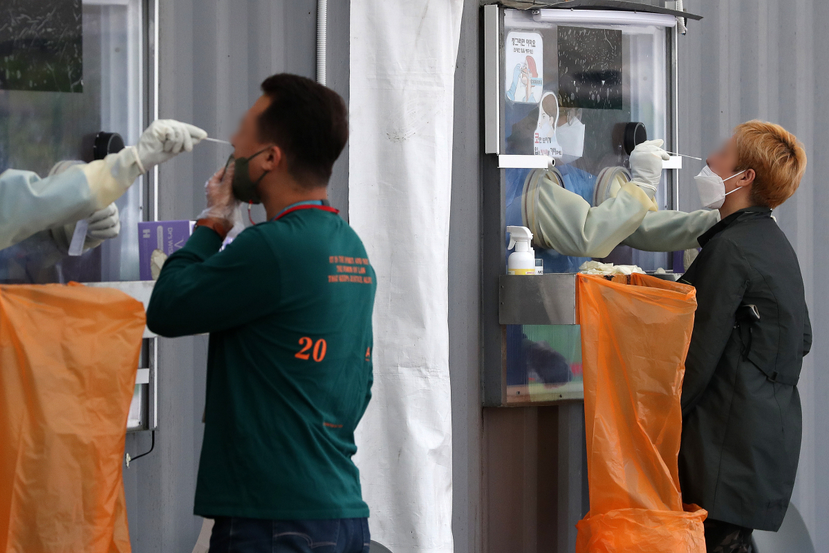 ▲코로나19 신규 확진자가 2427명으로 집계된 7일 오전 서울 중구 서울광장 임시선별검사소에서 의료진이 검체를 채취하고 있다. (뉴시스)