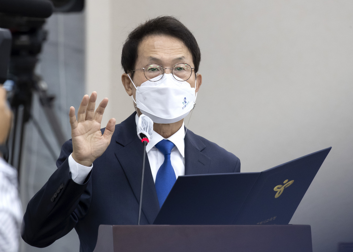 ▲조희연 서울시교육청 교육감이 7일 국회에서 열린 교육위원회의 서울시·인천시·경기도·대전시·세종시·강원도·충청남북도 교육청에 대한 국정감사에서 선서하고 있다.  (연합뉴스)