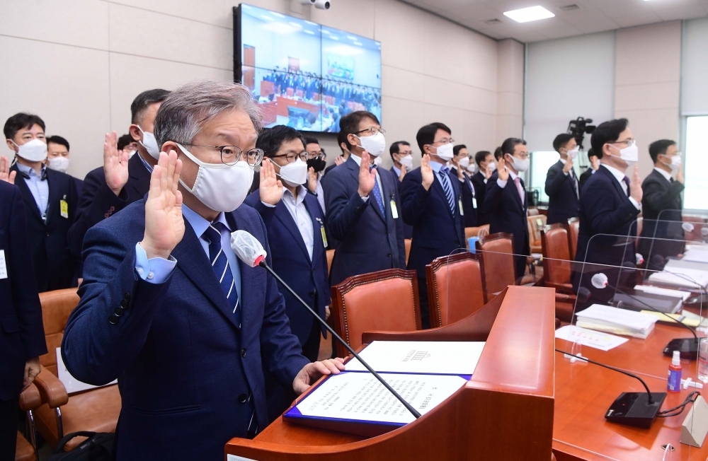 ▲권칠승 중소벤처기업부 장관이 7일 서울 여의도 국회에서 열린 산업통상자원중소벤처기업위원회의 중소벤처기업부 등에 대한 국정감사에서 선서를 하고 있다. (신태현 기자 holjjak@)