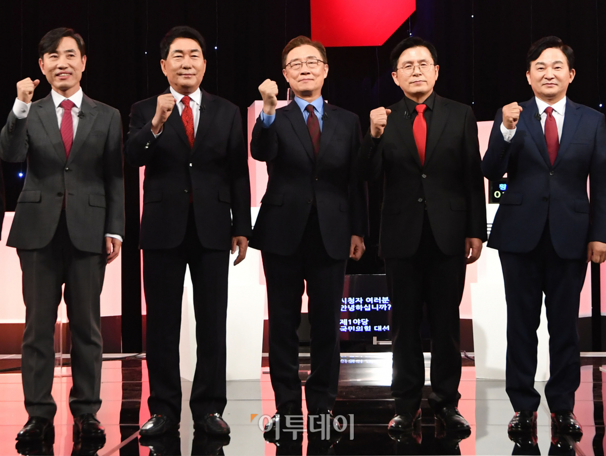 ▲왼쪽부터 하태경, 안상수, 최재형, 황교안, 원희룡 국민의힘 대선 경선 예비후보가 5일 오후 서울 여의도 한국방송공사 스튜디오에서 열린 제6차 방송토론회에 앞서기념촬영을 하고 있다. (국회사진취재단)