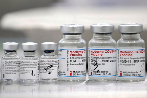 ▲미국 제약사 모더나의 신종 코로나바이러스 감염증(코로나19) 백신 병들이 선반에 놓여 있다. 로이터연합뉴스
