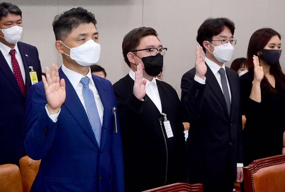 ▲김범수(왼쪽) 카카오 의장이 7일 서울 여의도 국회에서 열린 산업통상자원중소벤처기업위원회의 중소벤처기업부 등에 대한 국정감사에서 증인선서를 하고 있다. 신태현 기자 holjjak@ (이투데이DB)