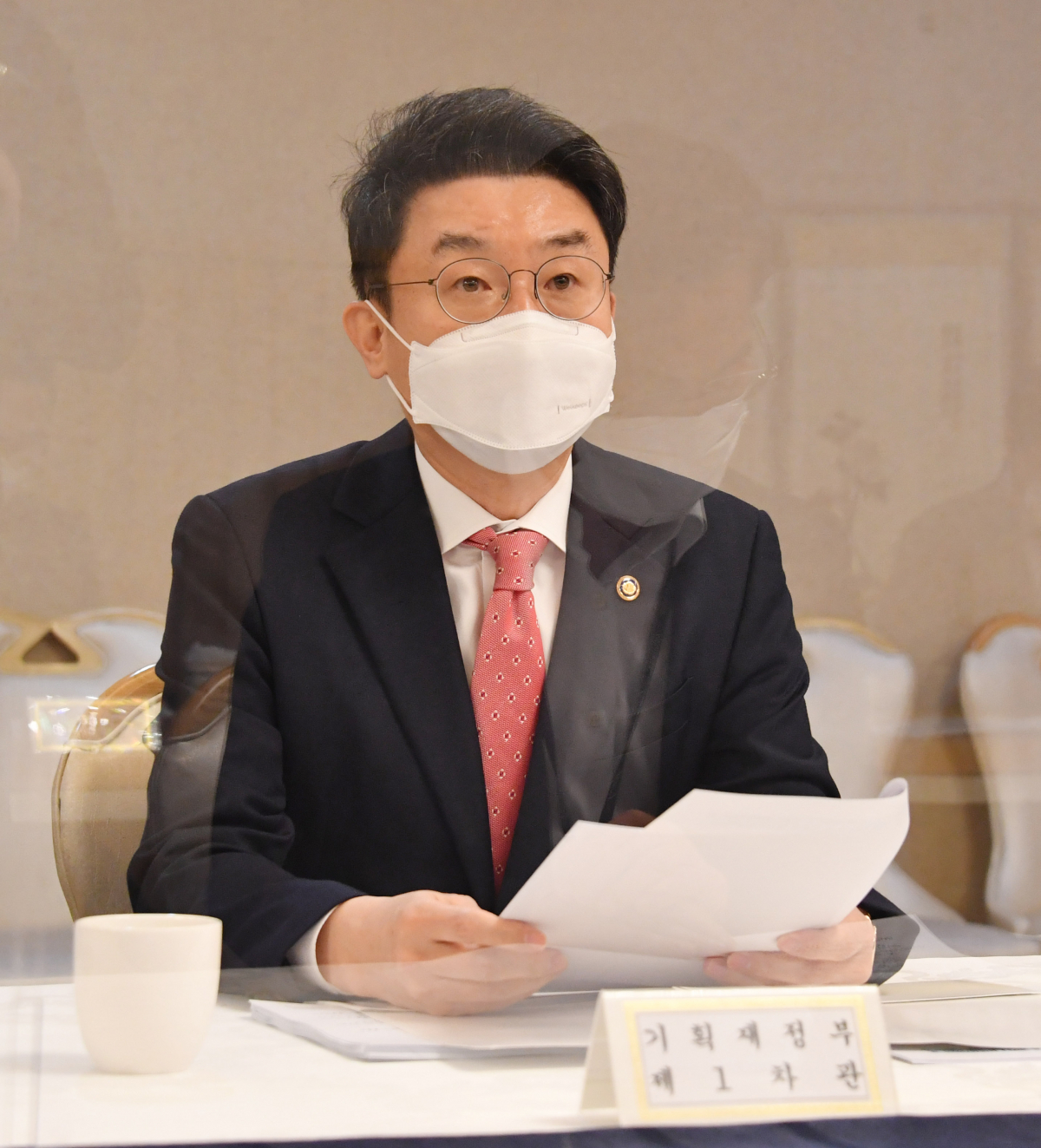 ▲이억원 기획재정부 1차관이 10월 8일 서울 광화문 정부청사에서 열린 '제34차 혁신성장 전략점검회의 겸 코로나 정책점검회의 겸 한국판뉴딜 점검 TF 겸 제30차 물가관계차관회의'에서 모두발언을 하고 있다. (사진제공=기획재정부)