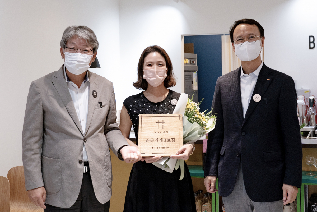 ▲ SK넥실리스는 7일 국내 생산거점이 있는 전북 정읍시 지역 경제 활성화를 위한 청년 창업자 공간 '공유가게'를 개소했다. 사진은 우측부터 김영태 SK넥실리스 대표와 공유가게 1호점에 입점한 정희진 푸드디렉터, 유진섭 정읍시장. (사진제공=SK넥실리스)