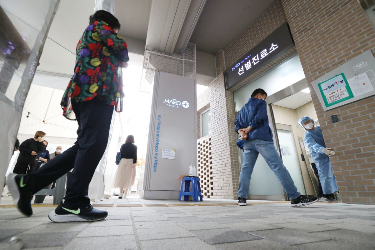 ▲농수산물시장 관련 코로나19 집단감염이 이어지는 가운데 8일 오전 서울 마포구 보건소 선별진료소에서 시민들이 검체 검사를 받기 위해 대기하고 있다. (뉴시스)