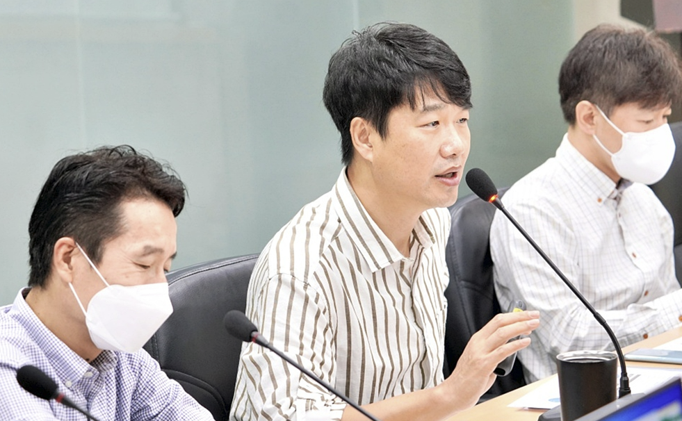 ▲김태욱 아이패밀리에스씨 대표(가운데)의 모습. (사진 = 아이패밀리에스씨 제공)