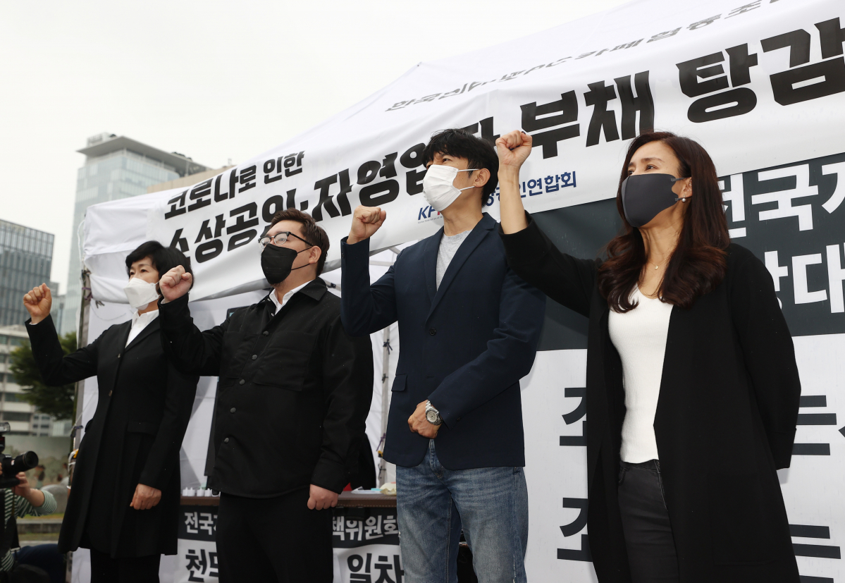 ▲10월 8일 정부서울청사 옆 세종로공원에 마련된 농성장에서 소상공인연합회 오세희 회장(왼쪽부터)과 자영업자비대위 김기홍, 이창호, 조지현 공동대표가 소상공인, 자영업자 대책 관련 입장을 발표한 뒤 구호를 외치고 있다. (연합뉴스)