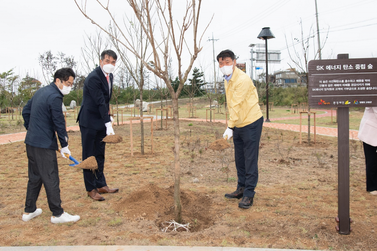 ▲지난 7일 열린 탄소 중립 숲 조성 기념 행사에서 (왼쪽부터) 정태용 환경재단 사무처장, 강봉원 SK에너지 중부사업부장, 함명준 고성군수가 식수를 하고 있다. (사진제공=SK이노베이션)