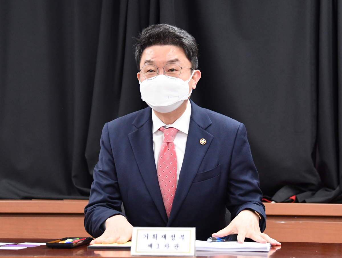 ▲이억원 기획재정부 차관이 10월 8일 서울 광화문 정부청사에서 열린 '포스트 코로나시대 서비스산업 정책방향 간담회'에서 모두발언을 하고 있다. (사진제공=기획재정부)