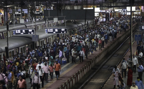▲인도 뭄바이에 위치한 전철역에 9월 30일 출근하는 사람들이 가득하다. 뭄바이/AP연합뉴스
