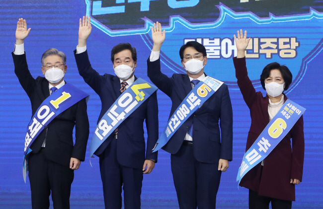 ▲더불어민주당 대선 경선 후보들이 9일 오후 경기도 수원시 영통구 수원컨벤션센터에서 열린 경기 합동연설회에서 기념촬영을 하고 있다. 왼쪽부터 이재명, 이낙연, 박용진, 추미애 후보. (연합뉴스)