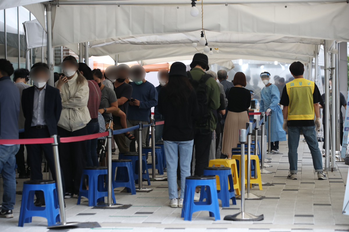 ▲농수산물시장 관련 코로나19 집단감염이 이어지는 가운데 8일 오전 서울 마포구 보건소 선별진료소에서 시민들이 검체 검사를 받기 위해 대기하고 있다.  코로나19 신규 확진자 수는 2176명으로 집계되면서 최근 3일 연속 2000명대를 이어가고 있다. (뉴시스)