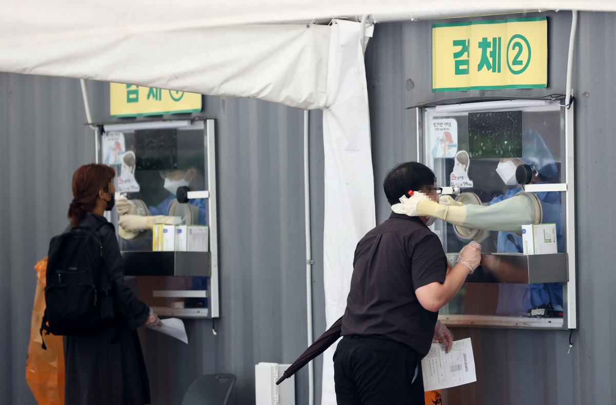 ▲한글날인 9일 오전 서울시청 앞 서울광장 임시선별검사소를 찾은 시민들이 검사를 받고 있다. (연합뉴스)