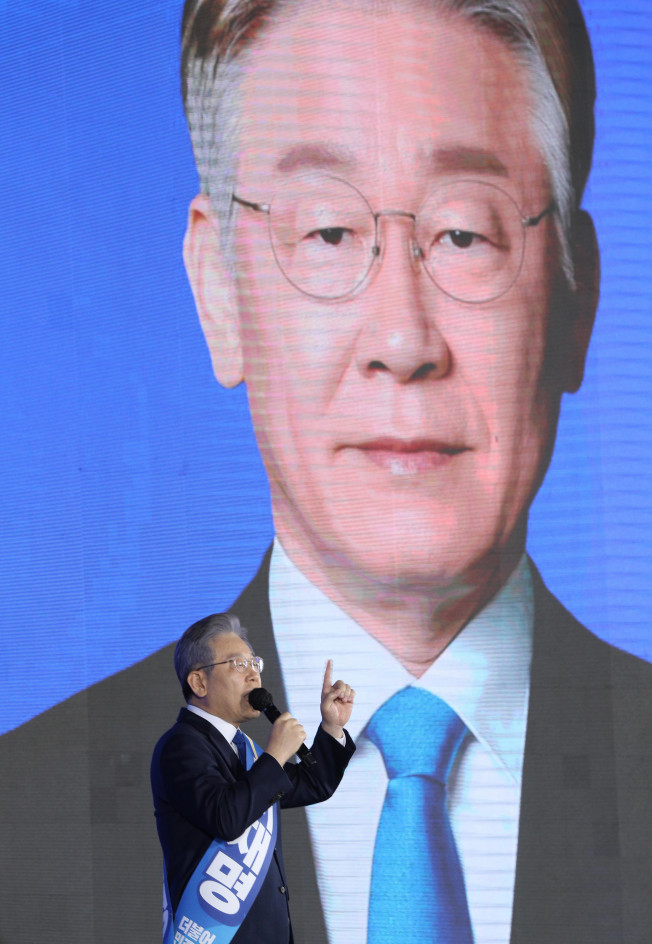 ▲더불어민주당 이재명 대선 경선 후보가 10일 오후 서울 송파구 SK올림픽핸드볼경기장에서 열린 제20대 대통령선거 후보자 선출을 위한 서울 합동연설회에서 정견발표를 하고 있다. (연합뉴스)