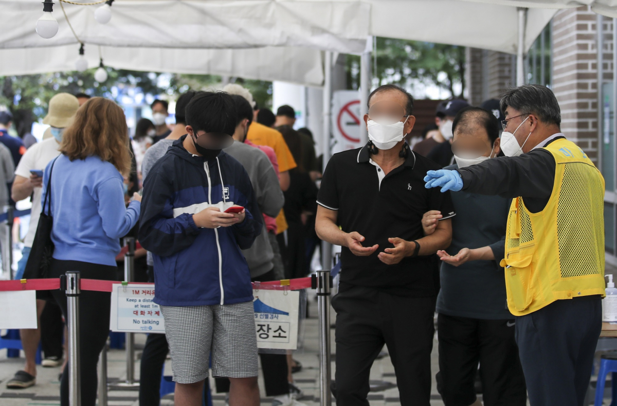 ▲서울 마포농수산물시장 집단감염 등 확진자가 늘어나고 있는 가운데 국내 코로나 19 신규 확진자가 1594명으로 집계된 10일 오전 서울 마포구 보건소에 설치된 선별진료소를 찾은 시민들이 코로나19 검사를 받기 위해 줄 서 있다.  (뉴시스)