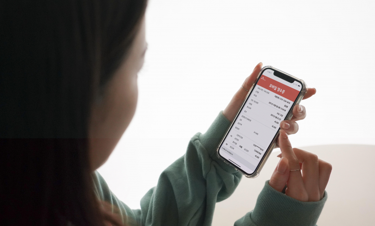 ▲SK텔레콤은 대리점과 지점에서 요금을 직접 납부하면 발행하는 종이 영수증을 모바일 영수증으로 대체해 연간 50여 톤 규모의 온실가스 감축과 30년산 나무 1300 여 그루를 보호하는 친환경 효과를 추가로 거둘 것으로 기대한다고 밝혔다.  (사진제공=SK텔레콤)