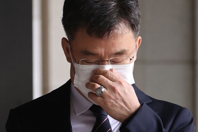 ▲대장동 개발 로비·특혜 의혹의 핵심 인물인 화천대유자산관리(화천대유) 대주주 김만배 씨가 11일 오전 서울 서초구 서울중앙지검에 피의자 신분으로 출석하고 있다. (연합뉴스)