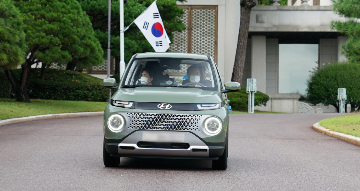 ▲문재인 대통령이 6일 오후 청와대 경내에서 '광주형 일자리'에서 생산된 경형 스포츠유틸리티차(SUV) 캐스퍼를 운전하고 있다.'광주형 일자리'는 지역의 노·사·민·정이 지역 주도의 맞춤형 발전과 노사 간 동반 성장을 이루기 위한 경제 모델이다.  (사진제공=청와대)