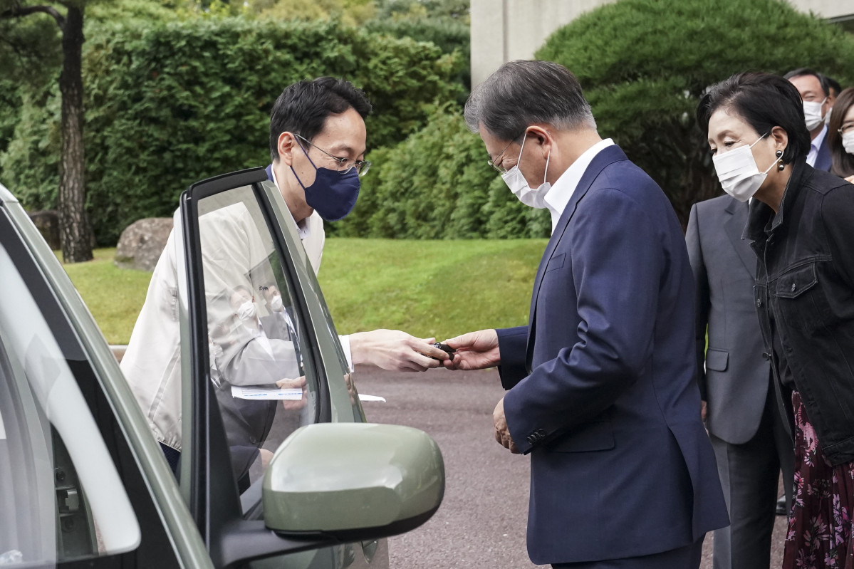 ▲문재인 대통령이 6일 오후 청와대 경내에서 '광주형 일자리'에서 생산된 경형 스포츠유틸리티차(SUV) 캐스퍼를 인수하고 있다.  (사진제공=청와대)