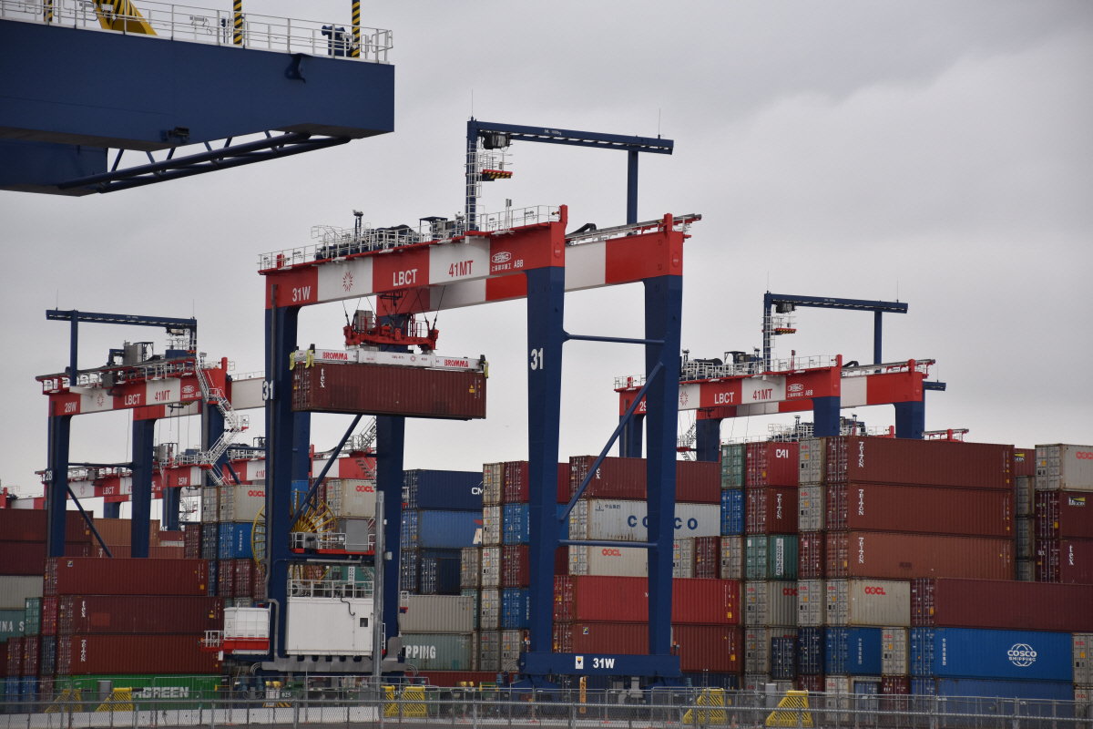 ▲미국 캘리포니아주 롱비치항 컨테이너 터미널에서 컨테이너들이 쌓여있다. LA/신화뉴시스
