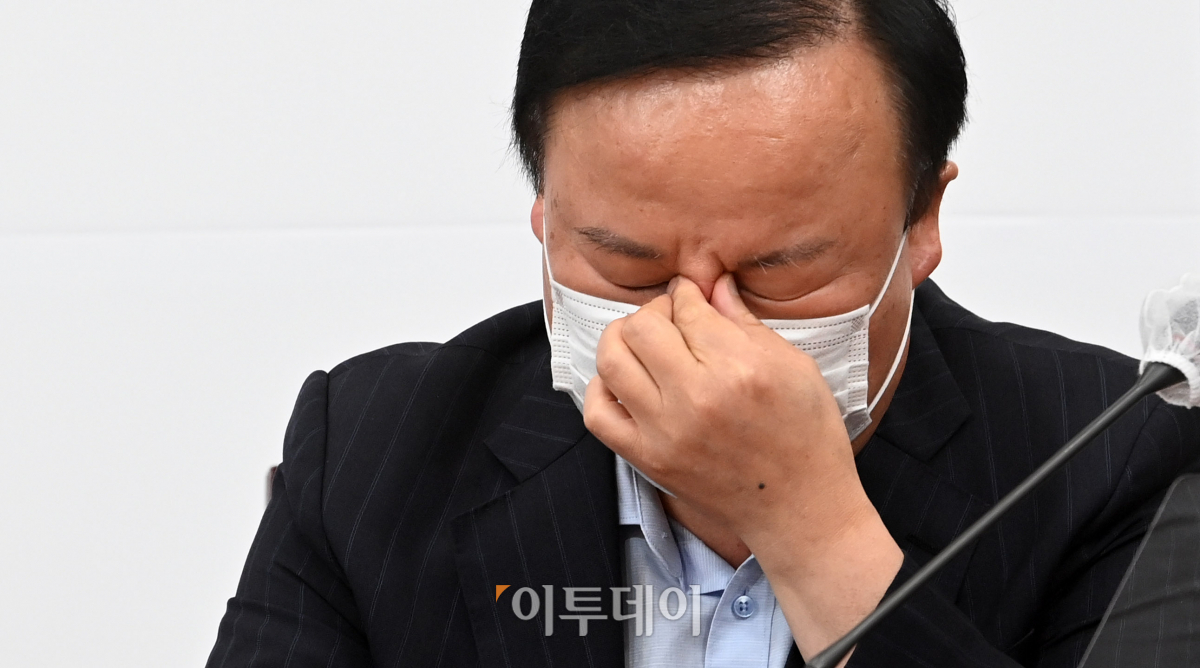 ▲지난달 13일 서울 여의도 국회에서 열린 국민의힘 최고위원회의에서 김재원 최고위원이 생각에 잠겨 있다. (국회사진취재단)
