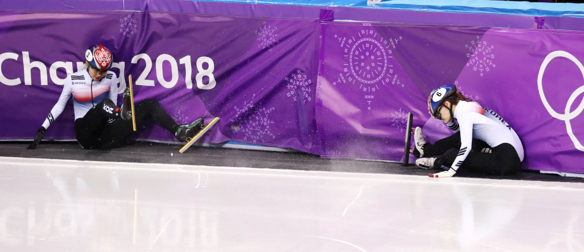▲2018년 평창올림픽 쇼트트랙 스피드 스케이팅 여자 1000m 결승에서 넘어진 심석희와 최민정. (뉴시스)